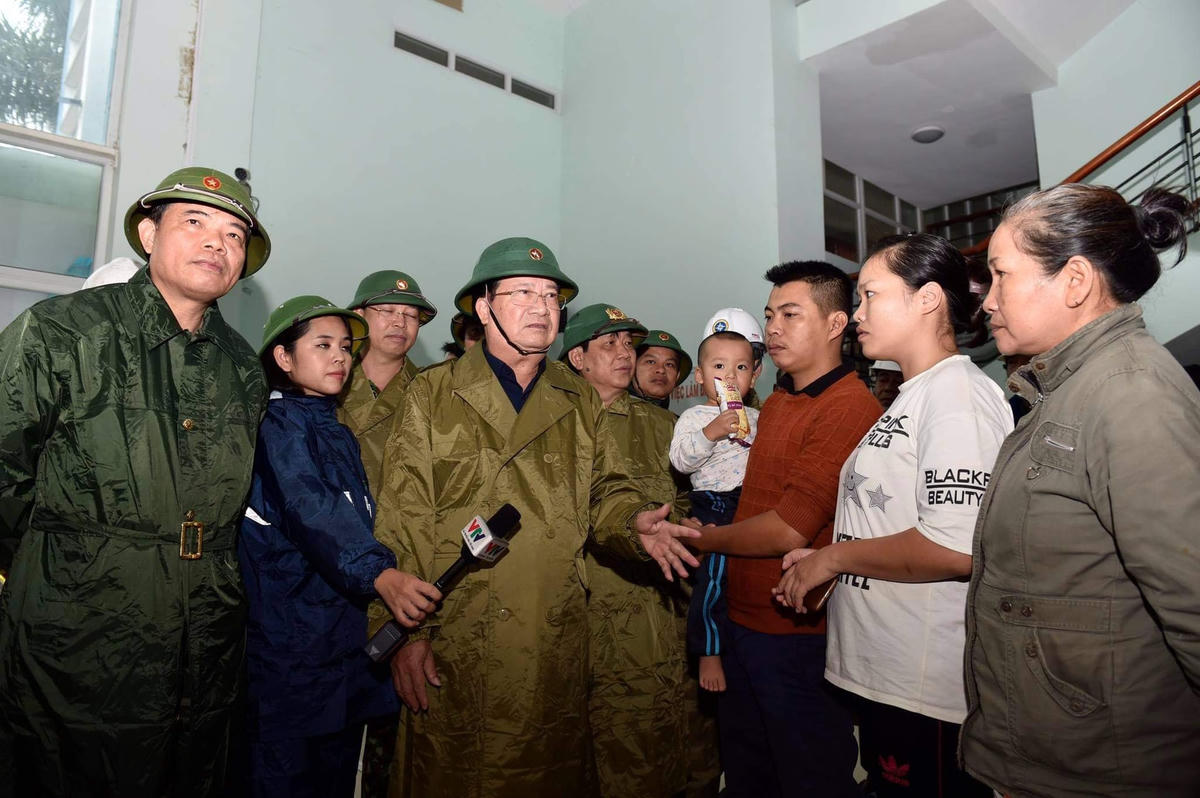 Phó Thủ tướng Trịnh Đình Dũng trò chuyện với người dân.