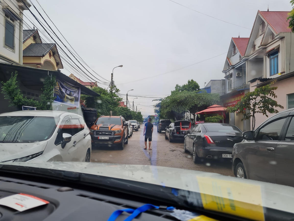 Cảnh tượng diễn ra như phiên chợ bất động sản, ô tô xếp hàng dài, các nhà đầu tư từ nhiều địa phương khác đổ về đây để săn đất. Điều đáng nói, dù chưa công bố kết quả trúng đấu giá nhưng những ngày qua, môi giới đã rầm rộ rao bán đất nền dự án khu dân cư Hồng Tiến. Thậm chí, nhiều lô đất đã được môi giới nhận cọc thưởng phạt với mức giá được ấn định với lô số cụ thể. Ngoài ra, nhiều môi giới đã nhận cọc thiện chí, cọc thưởng phạt.Ngay tại bên ngoài trụ sợ UBND thị xã Phổ Yên cũng có hàng chục môi giới tập trung, mồi chào khách mua các lô đất đấu giá dự án khu dân cư Hồng Tiến. "Anh có nhu cầu mua đất đấu giá cho em xin contact, bên em đang mua gom các lô đất tại đây. Ngay sau khi có báo cáo kết quả trúng đấu giá bên em có quỹ hàng sẽ liên hệ với anh để có mức giá tốt nhất ạ", một môi giới nhiệt tình mời chào. Trao đổi với phóng viên, lãnh đạo xã Hồng Tiến cho biết: Đất bán trong mùa dịch nên xã đã huy động lực lượng công an, dân quân phối hợp với Thị xã Phổ Yên để đảm bảo khoảng cách, an toàn trong khi dịch diễn biến phức tạp. Còn việc cò môi giới rao bán đất khi chưa có kết quả đấu giá, ông cho biết đã nắm được thông tin báo chí phản ánh, đồng thời khuyến cáo người dân cẩn trọng những giao dịch này kẻo tiền mất, tật mang. Được biết, chiều 24/6, thị xã Phổ Yên tổ chức công bố kết quả trúng đấu giá những lô đất dự án khu dân cư Hồng Tiến. Công ty Đấu giá Hợp danh Việt Bắc là đơn vị tổ chức đấu giá lần này.