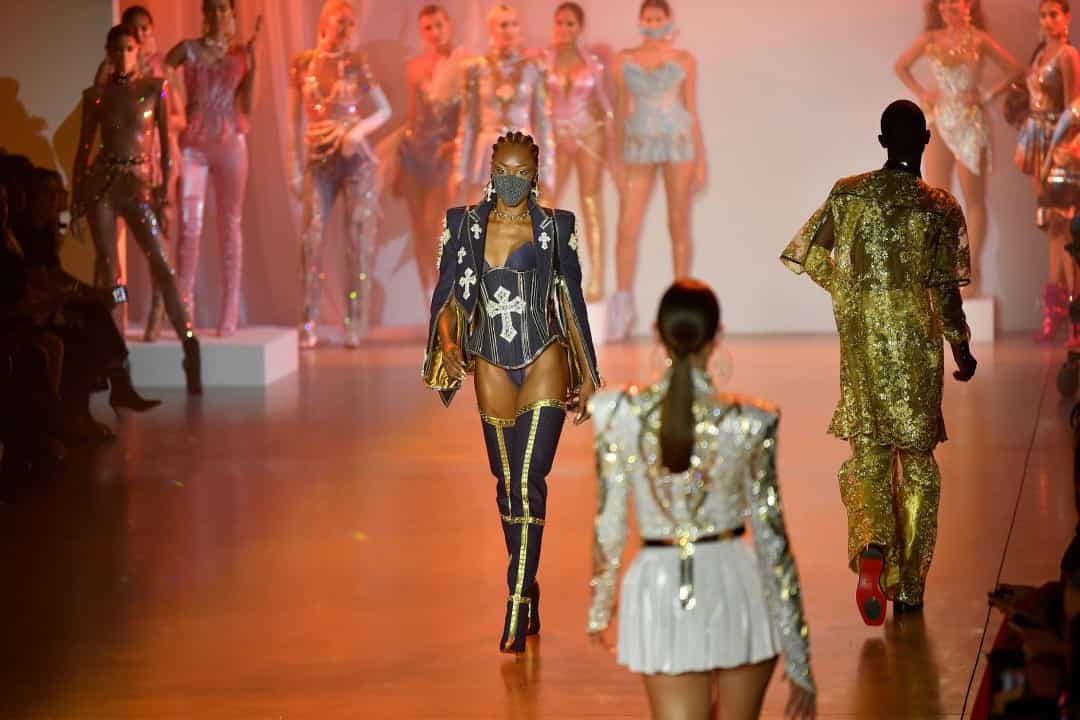 Mặt nạ Pitta cho show diễn The Blonds trong Tuần lễ thời trang New York.  