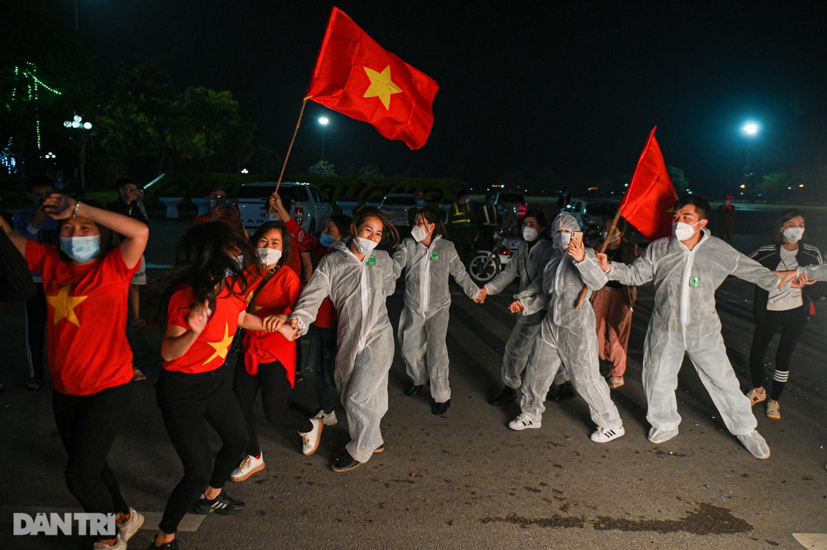 Pháo hoa rực rỡ, người dân vỡ òa cảm xúc khi TP Chí Linh được gỡ phong tỏa