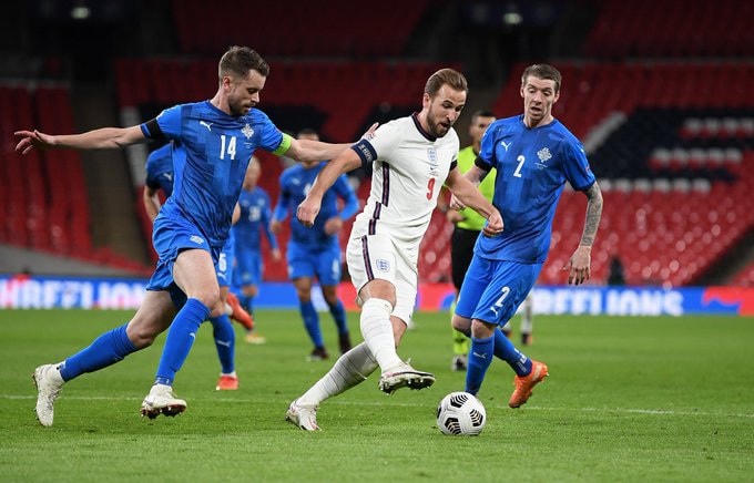 Kane (giữa) trong vòng vây của các cầu thủ Iceland.
