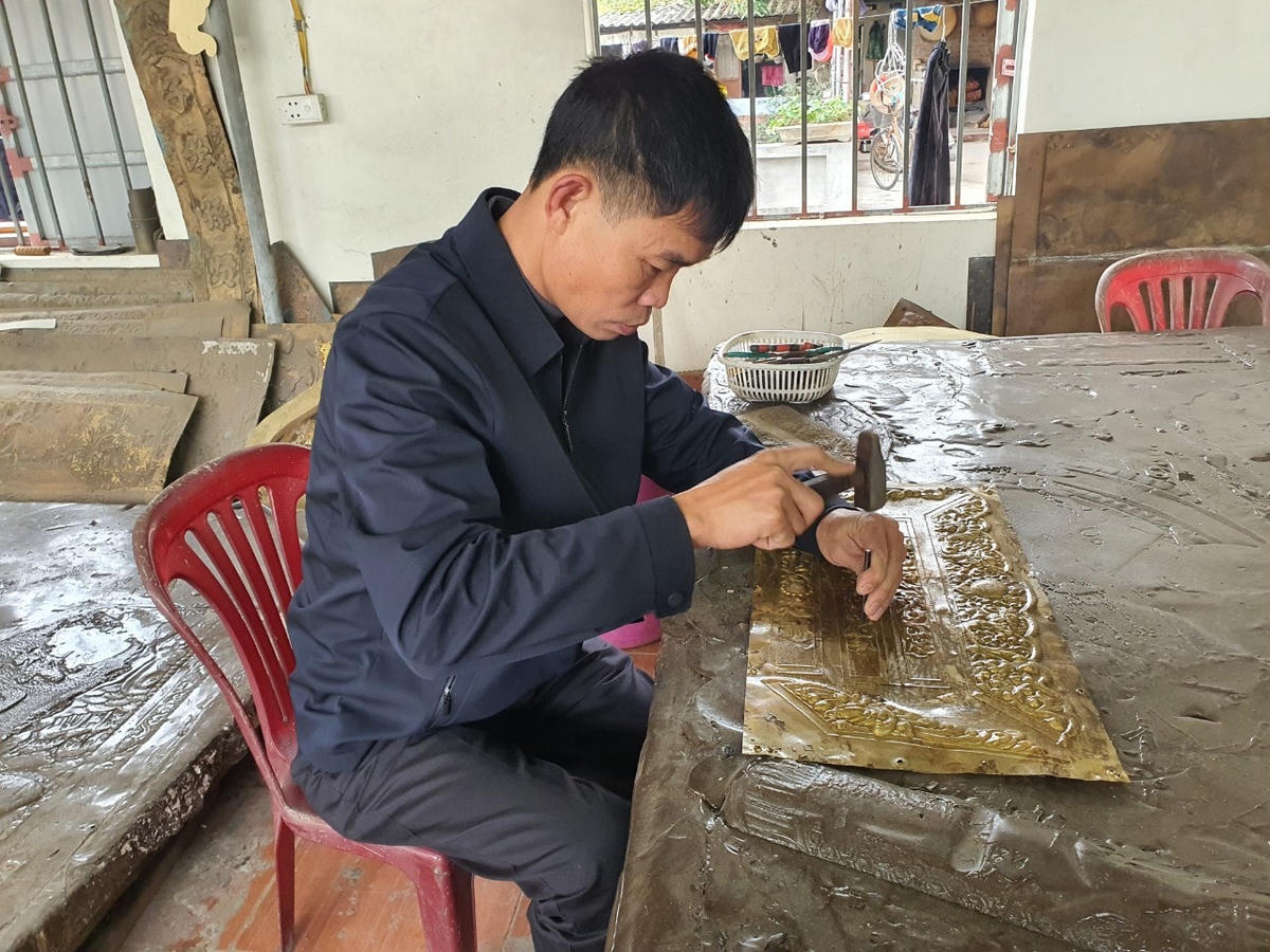 Nghệ nhân Nguyễn Văn Hoàn với công việc chạm, trổ thường nhật.