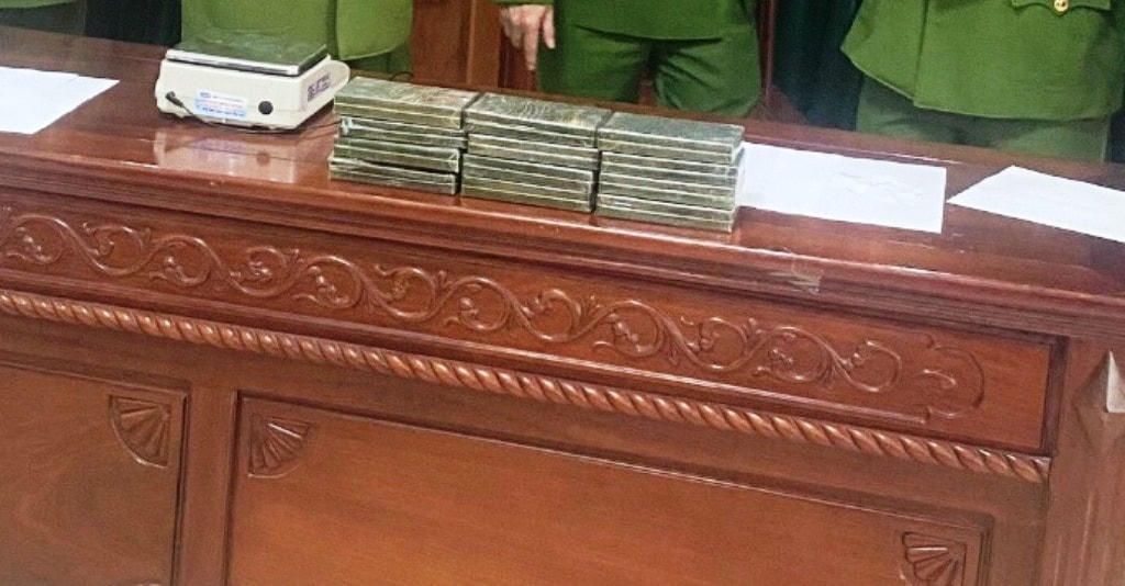 Tang vật vụ án là 12 bánh heroin.
