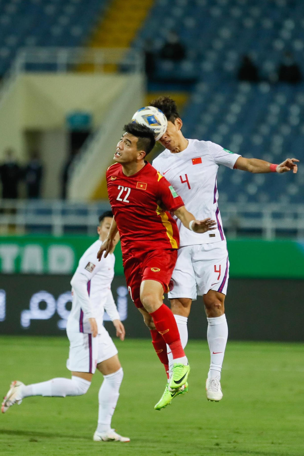 Những pha tranh chấp bóng không nhường nhịn của cả 2 đội.