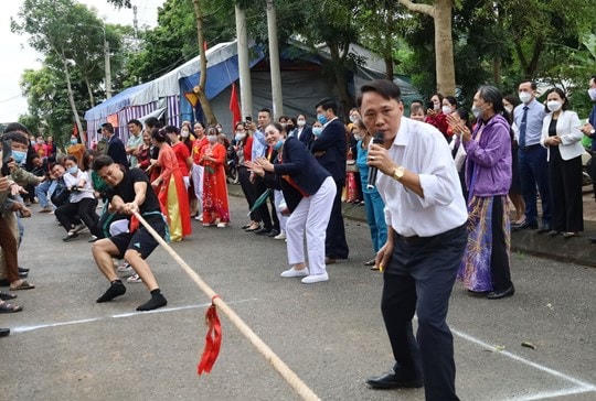 Nhân dân tham gia trò chơi dân gian tại ngày hội. 