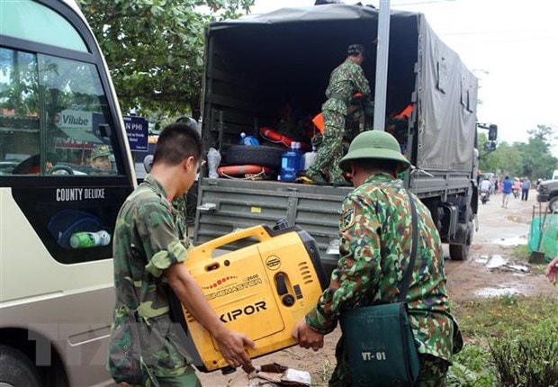 Vận chuyển các trang thiết bị để tiếp ứng cho lực lượng cứu hộ cứu nạn. (Ảnh: Trần Lê Lâm/TTXVN).