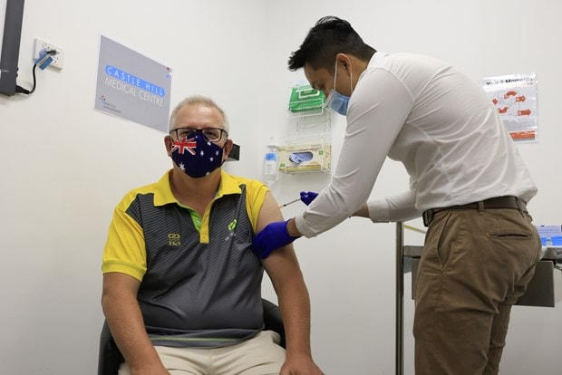 Thủ tướng Australia Scott Morrison tiêm vaccine ngừa Covid-19. (Ảnh: Getty Images).