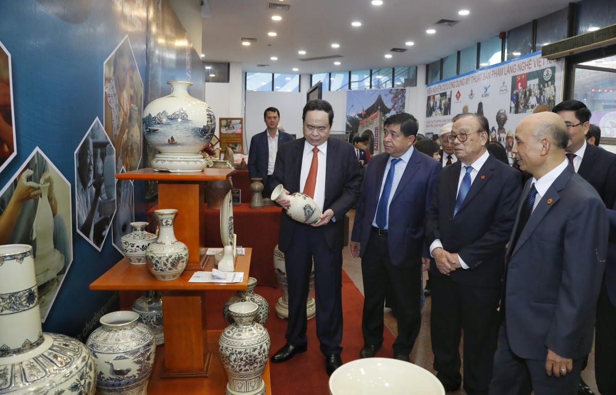 Chủ tịch Trần Thanh Mẫn và các đại biểu dự lễ kỷ niệm thăm gian trưng bày các sản phẩm làng nghề.