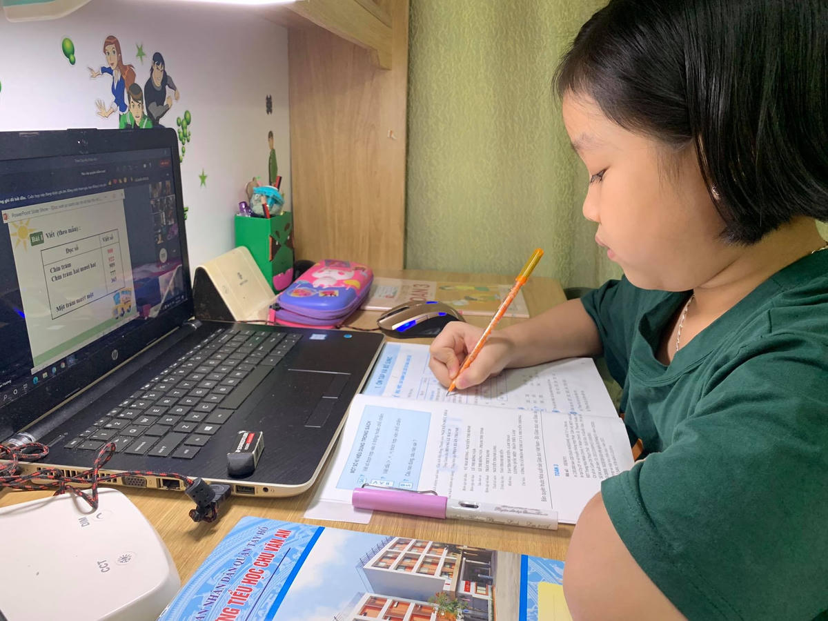 Học sinh bắt đầu ngày học đầu tiên của năm học mới bằng hình thức trực tuyến.