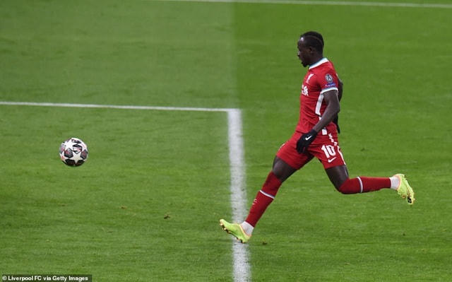 Sadio Mane dễ dàng đệm bóng vào lưới của Leizpig, ấn định chiến thắng 2-0  