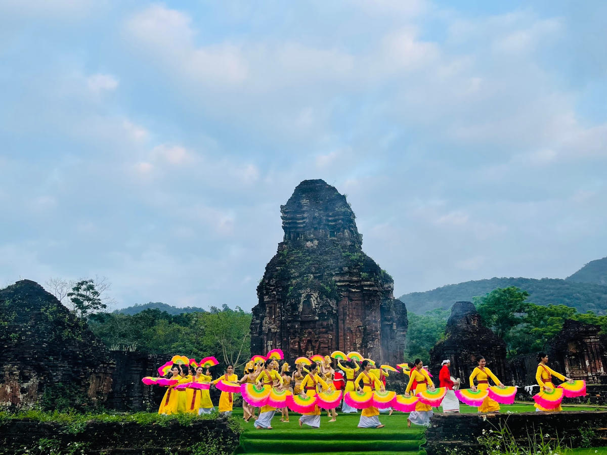 Nhiều diễn viên, nghệ sĩ tham gia chương trình “Đêm Mỹ Sơn huyền thoại”.