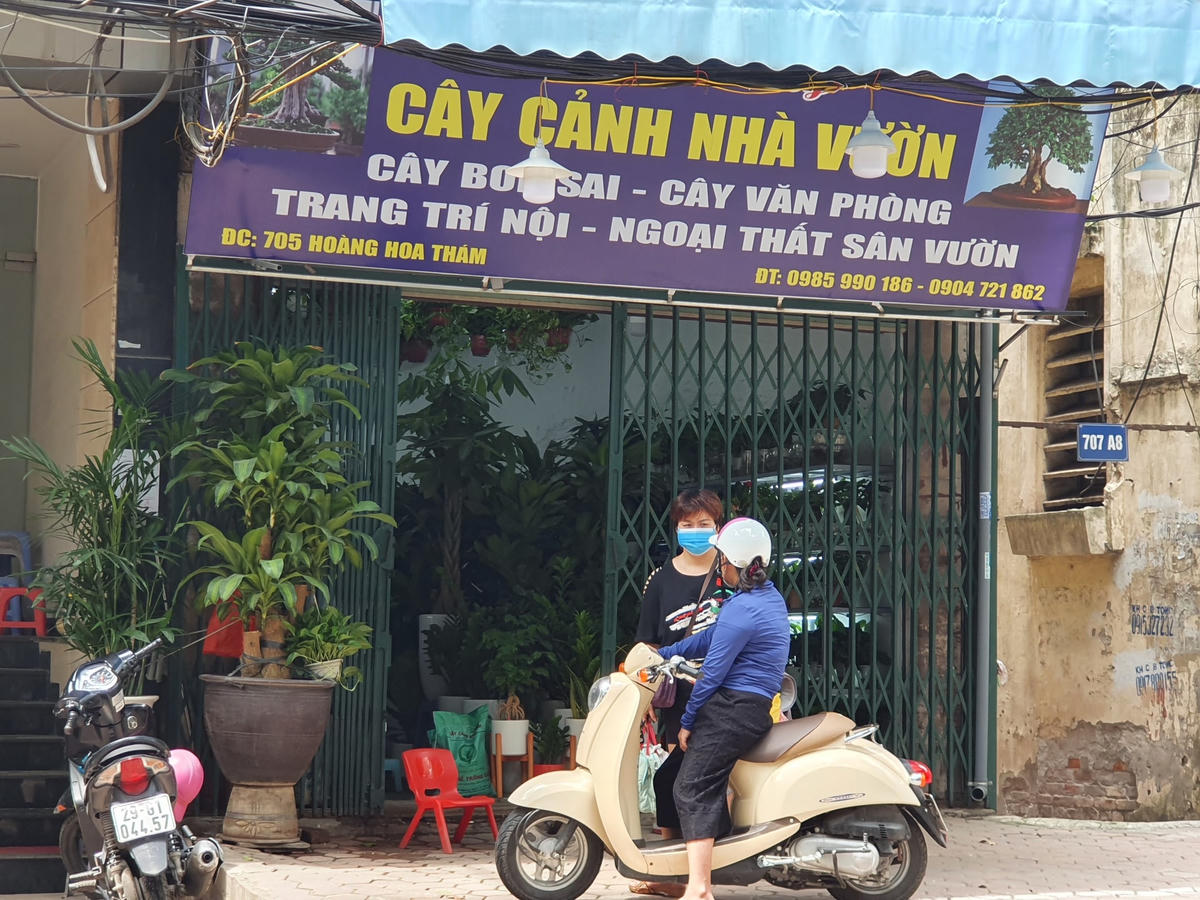 Mặc dù con phố vắng vẻ hơn hẳn so với ngày thường nhưng vẫn có lác đác những người mua.