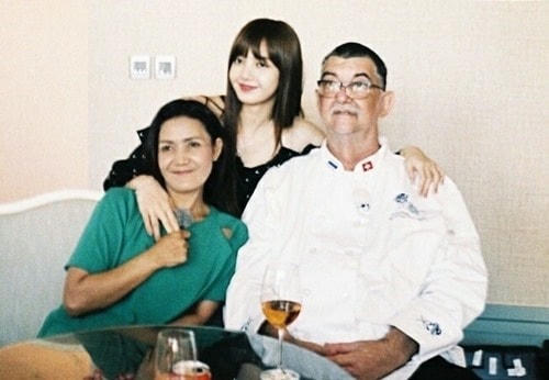Lisa (Blackpink) bên bố mẹ. Ảnh: Knet