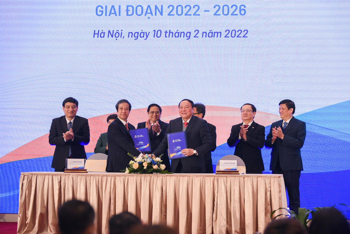 Bộ trưởng Bộ GDĐT Nguyễn Kim Sơn và Bộ trưởng Bộ VHTT&DL Nguyễn Văn Hùng ký kết Chương trình phối hợp giai đoạn 2022-2026.