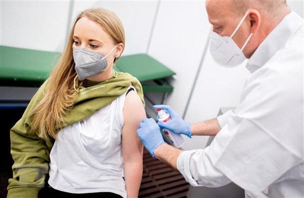 Tiêm vaccine phòng Covid-19 của AstraZeneca cho người dân tại Bremen, Đức. Ảnh: AFP/TTXVN.  