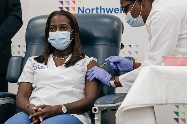 Nữ y tá Sandra Lindsay được tiêm mũi vaccine phòng Covid-19 đầu tiên. (Nguồn: Chính quyền Bang New York).