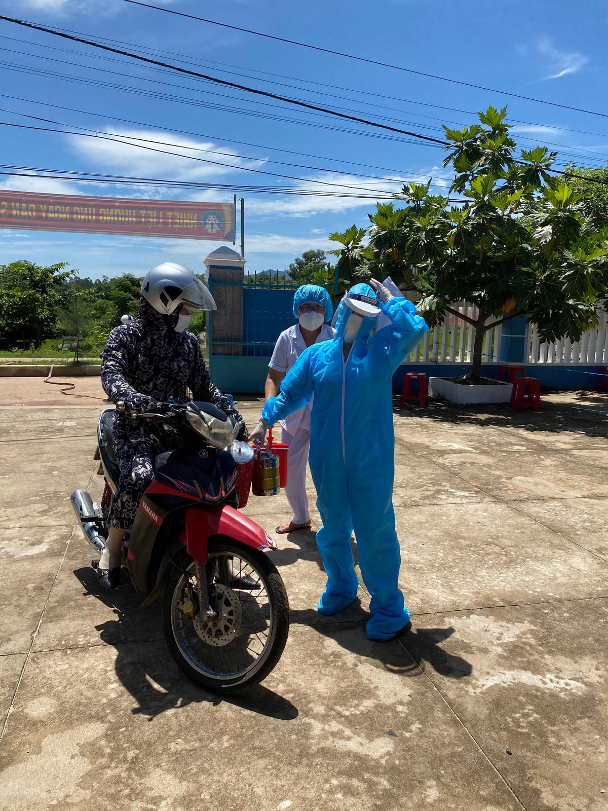 : Lo làm không thể về trung tâm, các đồng đội đem cơm trưa tiếp ứng.