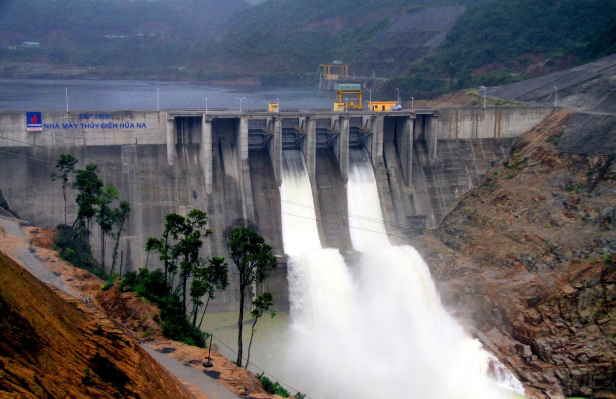Dự án thủy điện Hủa Na được Mặt trận Nghệ An giám sát về việc chênh lệch giá trị đất nông nghiệp nơi đi và nơi đến, dù dự án đã đi vào hoạt động nhiều năm nay.