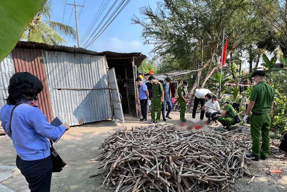 Lực lượng Công an tổ chức khám nghiệm hiện trường.