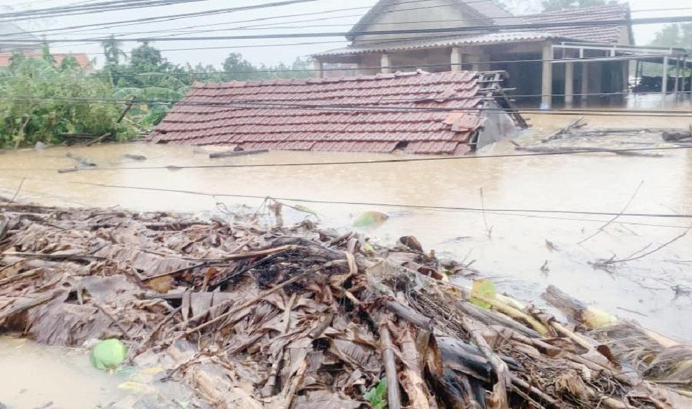 Nhà bị ngập ở Huế trong cơn bão số 7. Ảnh: Văn Đinh/ TNVMT.