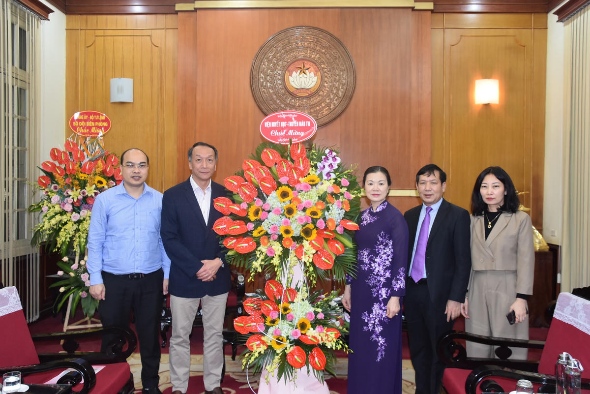 Phó Chủ tịch Trương Thị Ngọc Ánh đón nhận lẵng hoa chúc mừng từ Viện huyết học – Truyền máu Trung ương.