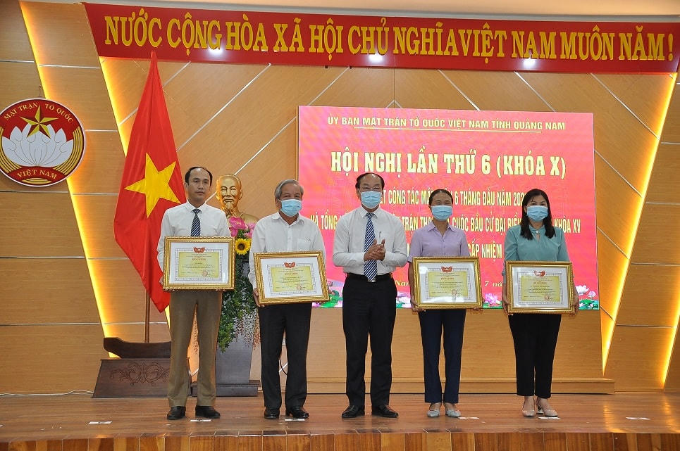 Tặng Bằng khen cho tập thể, cá nhân có thành tích xuất sắc.