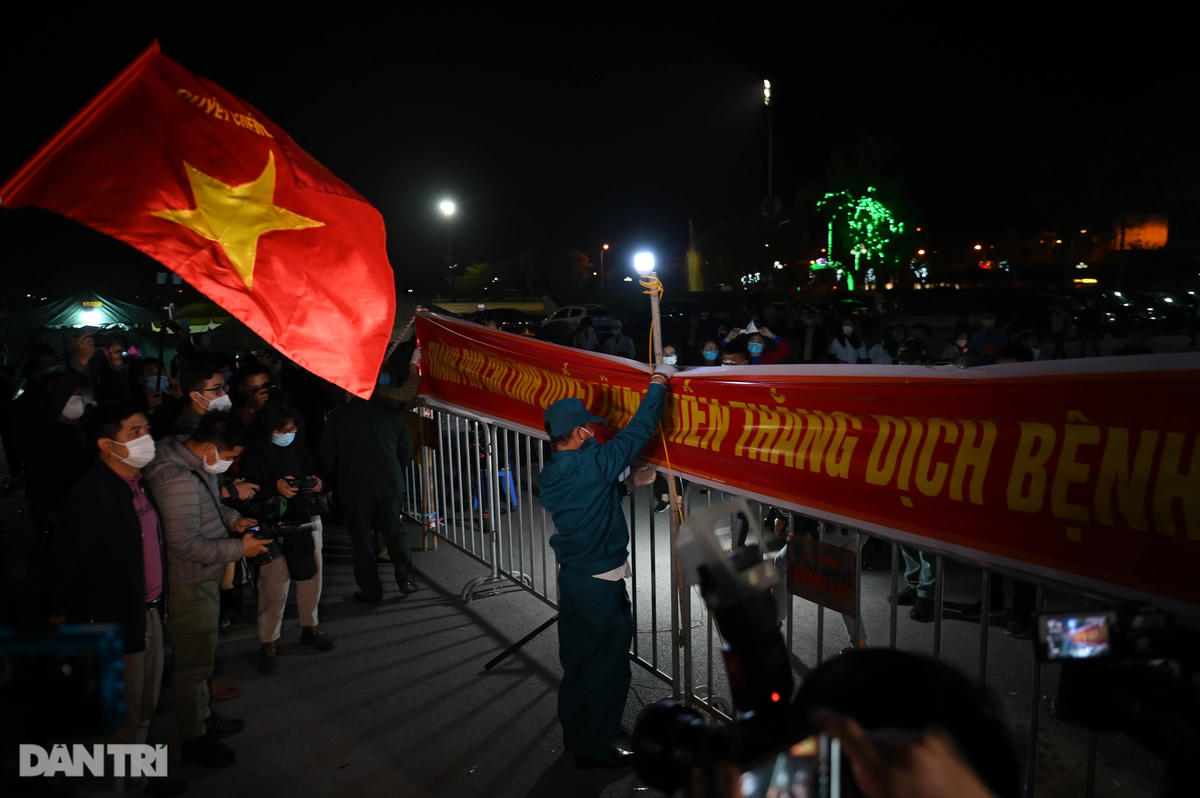 Pháo hoa rực rỡ, người dân vỡ òa cảm xúc khi TP Chí Linh được gỡ phong tỏa