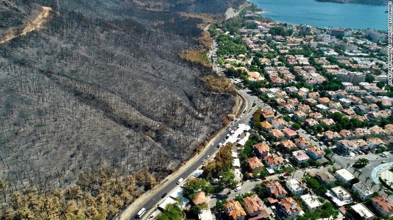 Hình ảnh phía sau đám cháy tại Mugla, Thổ Nhĩ Kỳ. (Ảnh: CNN).