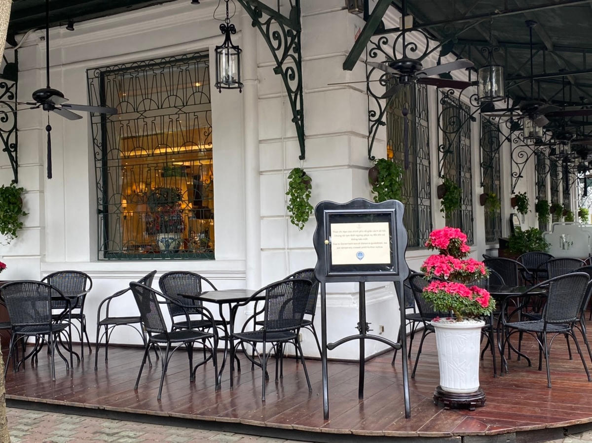 Quán cafe của khách sạn Metropole trên đường Ngô Quyền treo biển ngừng phục vụ. Ảnh: Lan Anh.