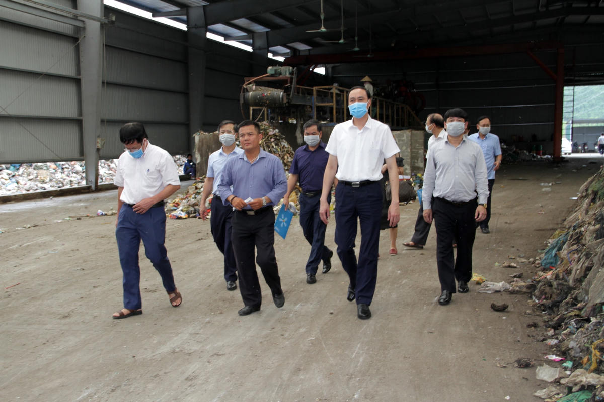 Đoàn công tác kiểm tra, giám sát công tác môi trường tại Nhà máy xử lý rác thải rắn Quỳnh Lưu.