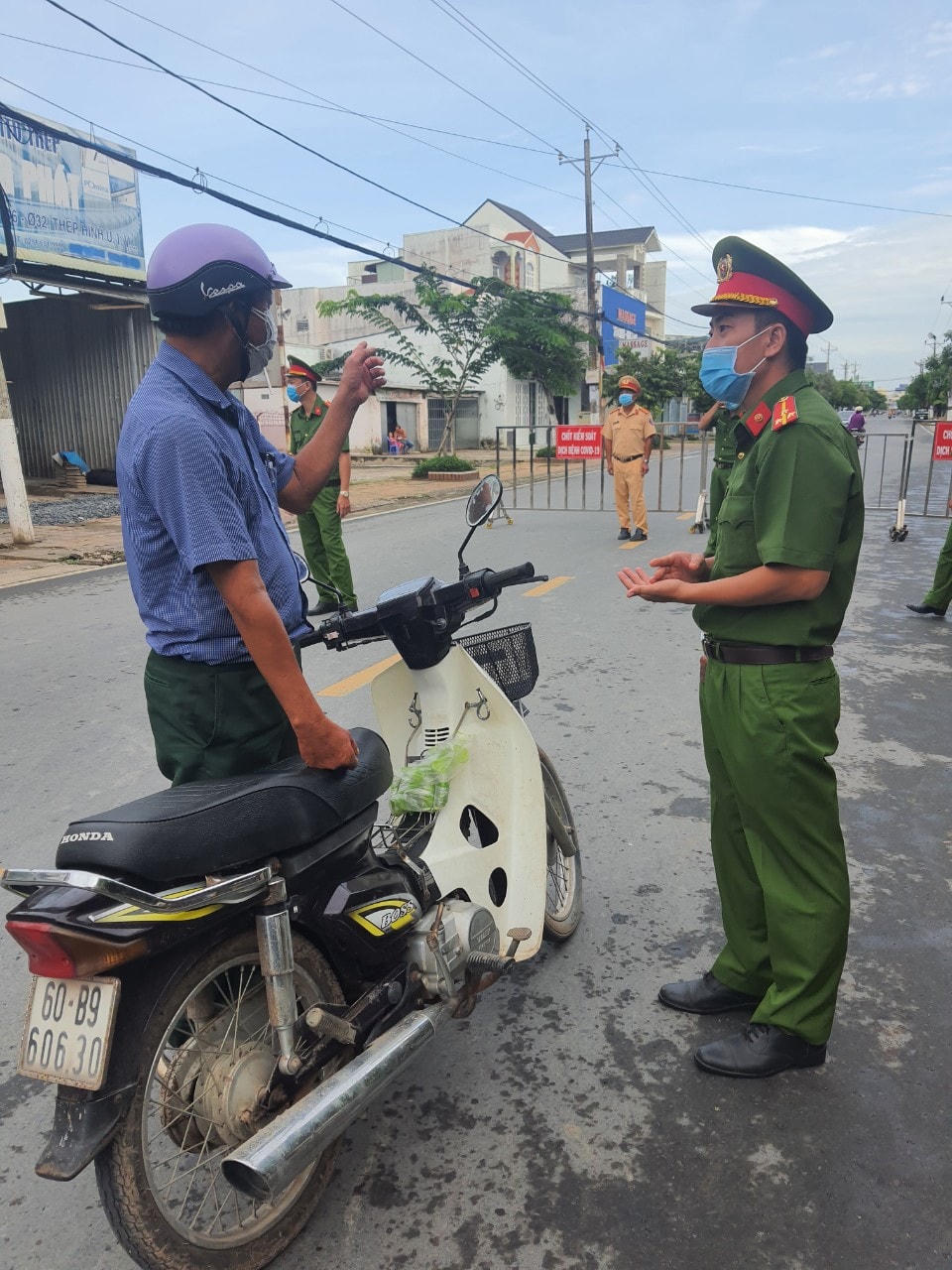 Bên cạnh đó cũng nhắc nhở nhiều trường hợp ra đường không có lý do. 