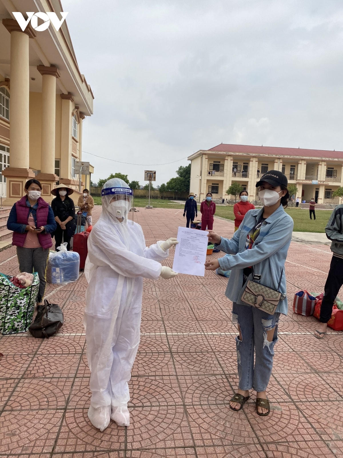 Những vất vả trong công việc của Tú Anh và các y bác sĩ làm nhiệm vụ tại khu vực cách ly là khi các trường hợp cách ly có kết quả xét nghiệm âm tính, đủ thời gian cách ly và khỏe mạnh trở về.