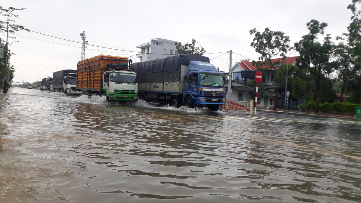 Từ 21h tối qua (9/10) đến chiều nay 10/10, nhiều phương tiện khi lưu thông trên QL 1 đoạn qua phường Tứ Hạ (TX. Hương Trà) tỉnh Thừa Thiên Huế đều phải xếp hàng dài khi  đoạn đường này đang bị ngập sâu từ 0,5 - 0,7m do mưa lũ.