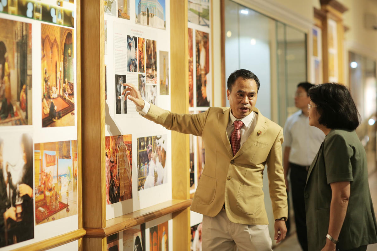 Ông Nguyễn Văn Tưởng- Chủ tịch Công ty Trầm Hương Khánh Hòa- ATC giới thiệu với Phó Chủ tịch nước Đặng Thị Ngọc Thịnh về không gian văn hóa trong Bảo tàng Trầm Hương.