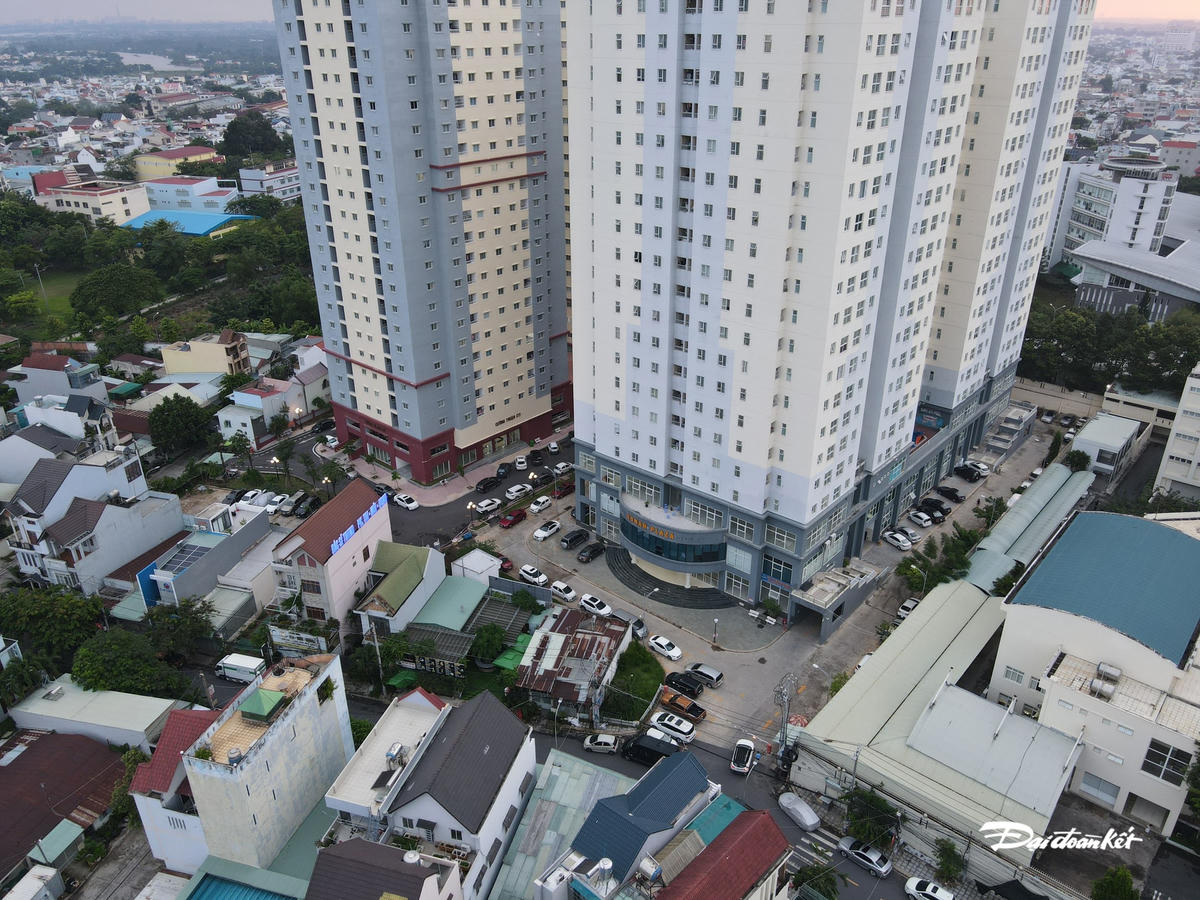 Người dân chấp hành quy định giờ giới nghiêm, đường nội bộ khu chung cư cũng vắng bóng người.