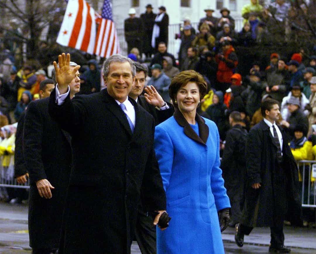 Đệ nhất phu nhân Laura Bush trang phục hiệu Michael Faircloth màu xanh lam trong lễ nhậm chức đầu tiên của chồng bà George W. Bush vào năm 2001.  