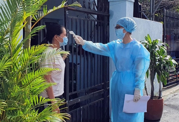 Nhân viên y tế kiểm tra sức khỏe cho người dân trong khu phong tỏa tại Đồng Nai.