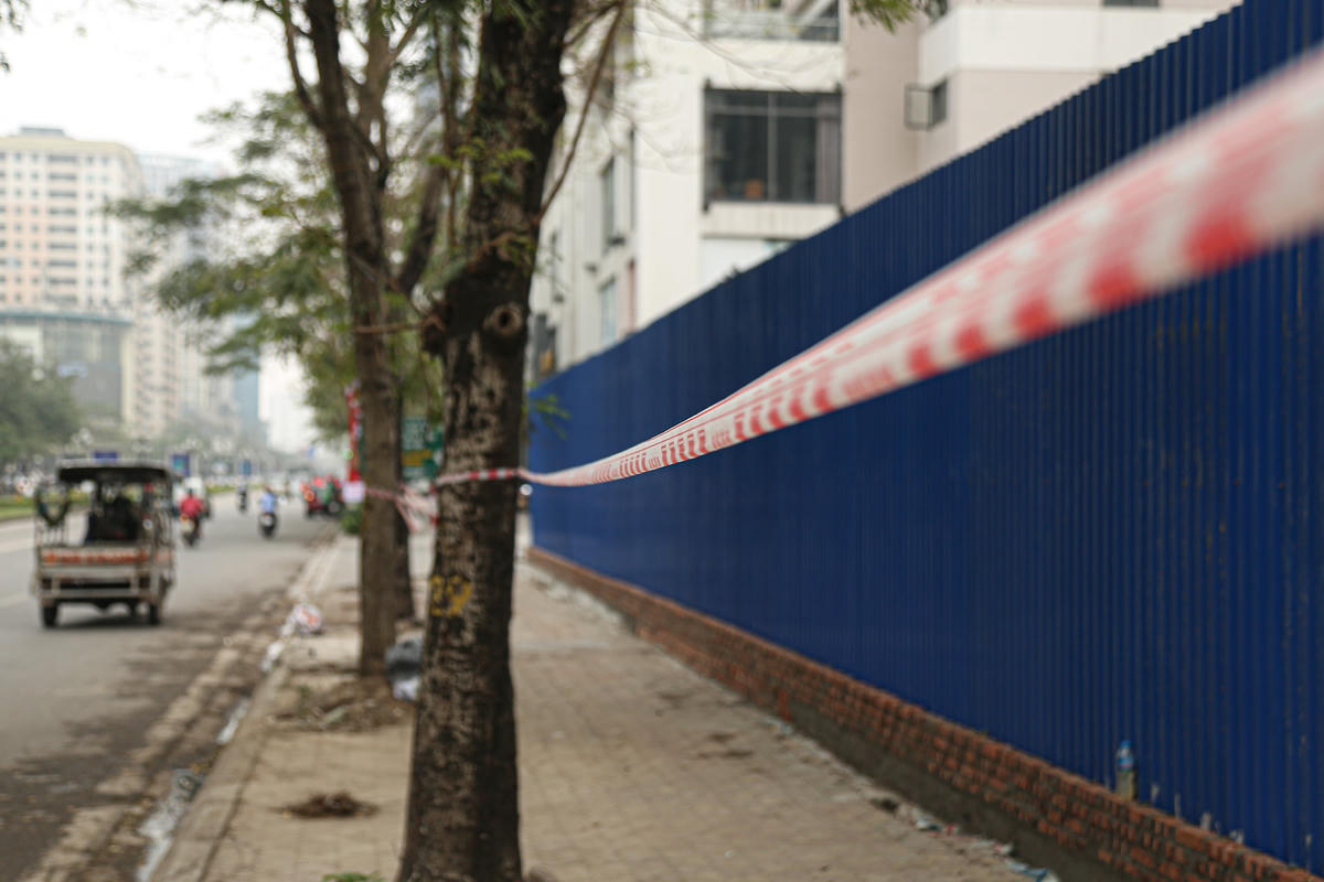 Dây cảnh báo được căng kín trên vỉa hè đường Lê Văn Lương.