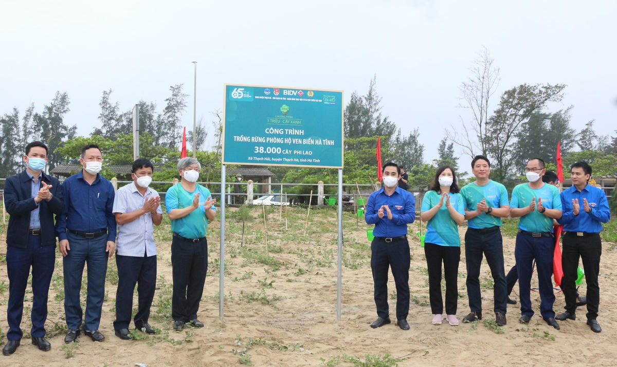 Đại biểu mở biển hoàn thành công trình trồng rừng phòng hộ ven biển Hà Tĩnh.