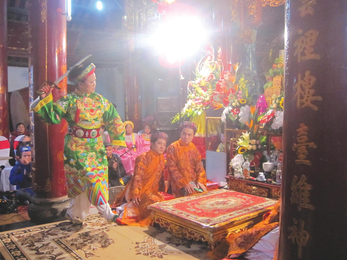 Thực hành tín ngưỡng ở Phủ Dầy, gắn liền với chợ Viềng ở huyện Vụ Bản.