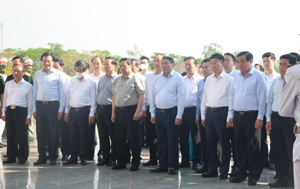 Đoàn công tác của Thủ tướng Chính phủ mặc niệm tại Nghĩa trang Liệt sĩ Quảng Nam.