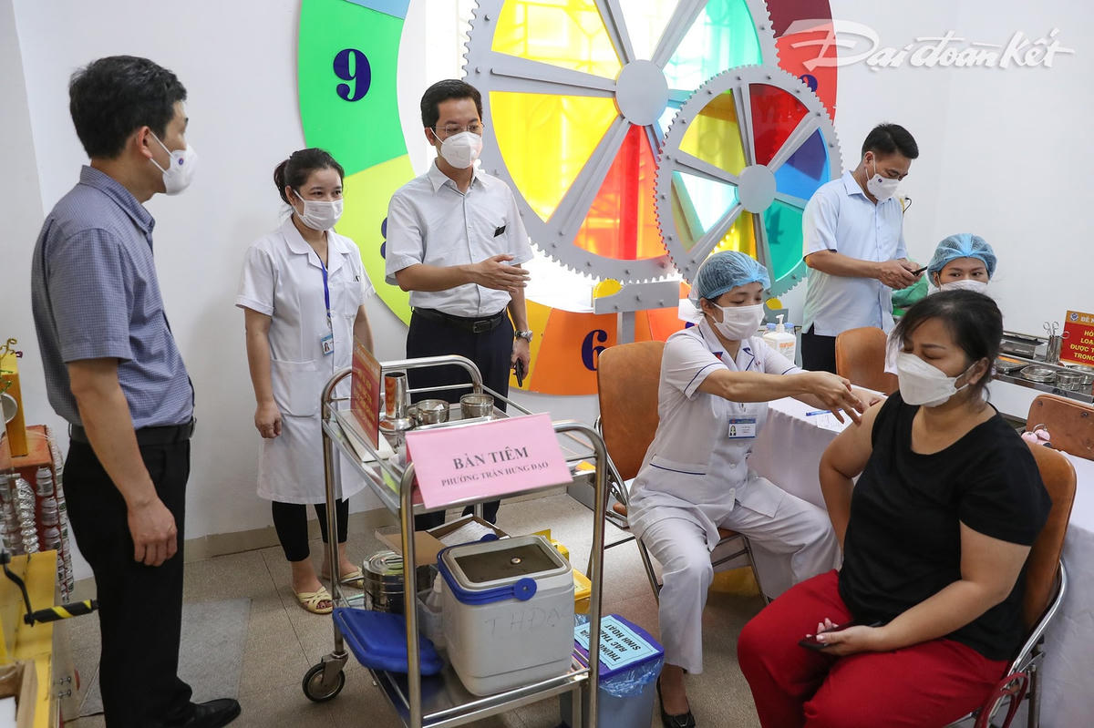 Bí thư Quận ủy Quận Hoàn Kiếm Vũ Đăng Định cùng một số cán bộ đến kiểm tra điểm tiêm tại Trường Mầm non 20/10; Đồng thời, động viên lực lượng tuyến đầu phòng, chống dich. Ảnh: Quang Vinh. 