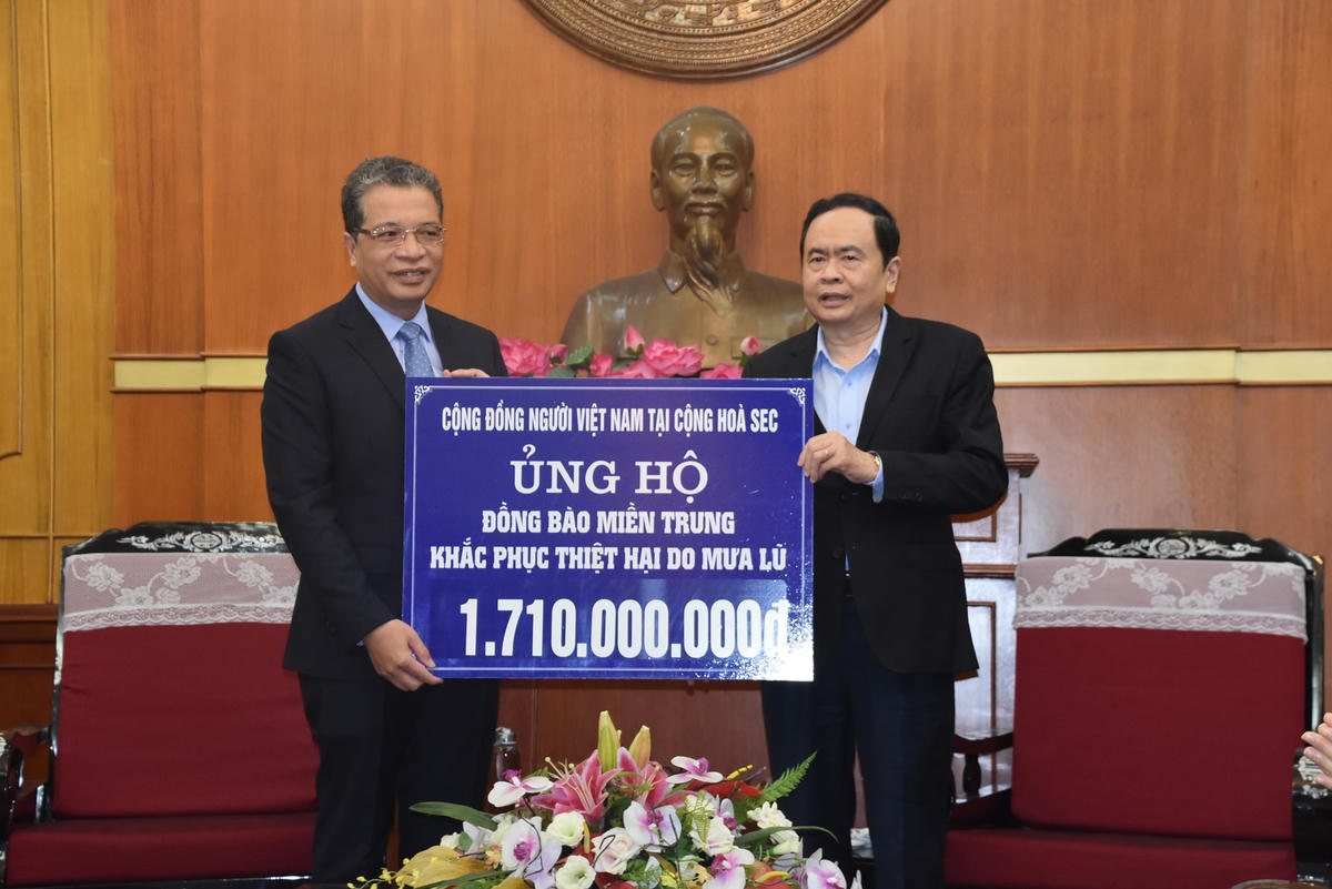 Chủ tịch Trần Thanh Mẫn tiếp nhận ủng hộ từ Cộng đồng người Việt Nam tại Cộng hòa Séc.