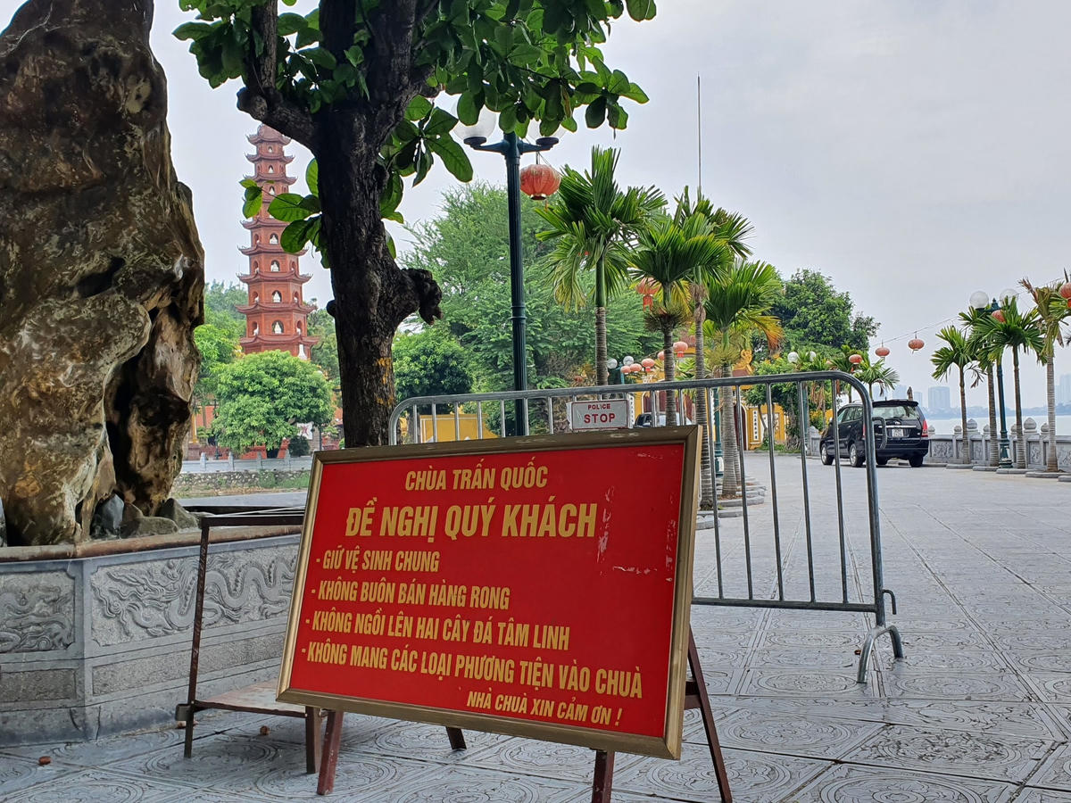 Chùa Trấn Quốc cũng là một địa điểm tâm linh nổi tiếng của Thủ đô nay im ắng.
