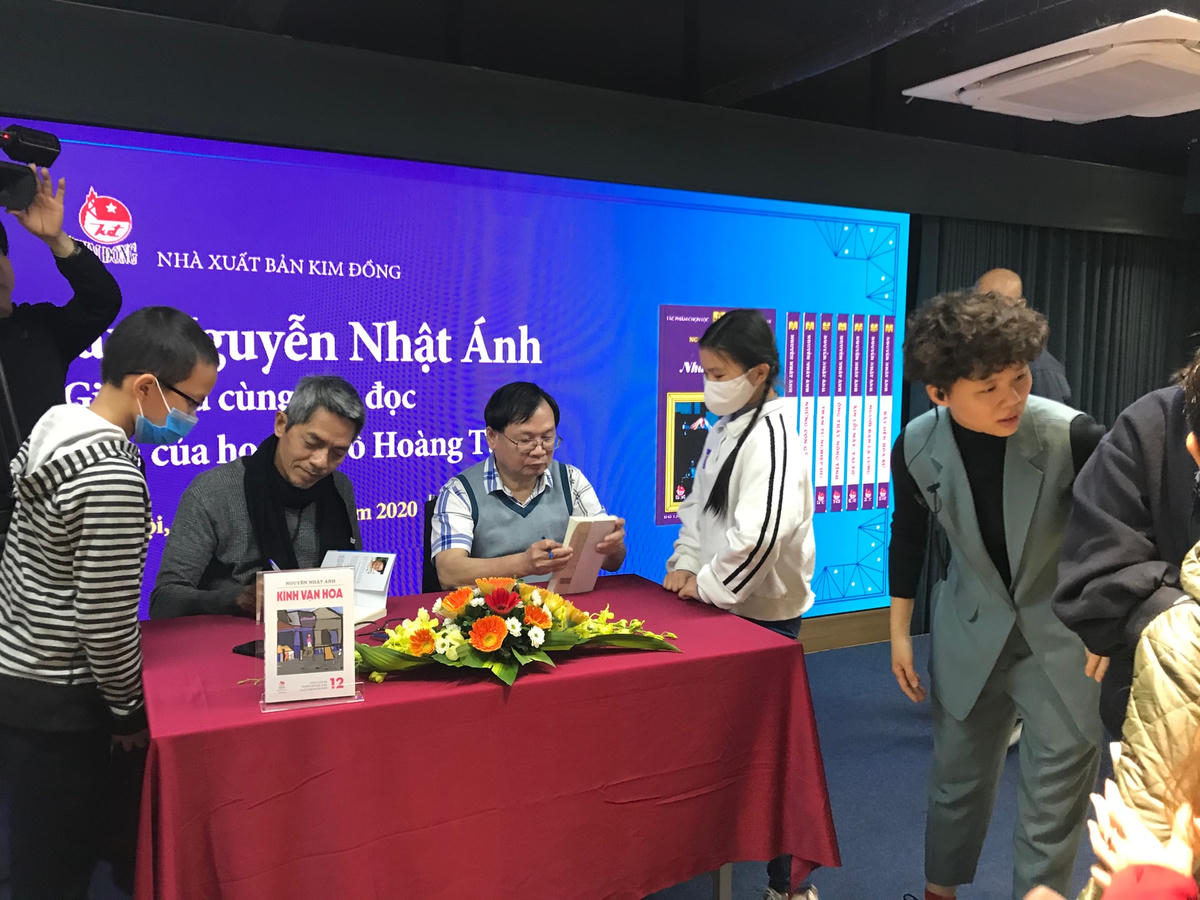 Họa sĩ Đỗ Hoàng Tường và nhà văn Nguyễn Nhật Ánh tặng chữ ký độc giả.