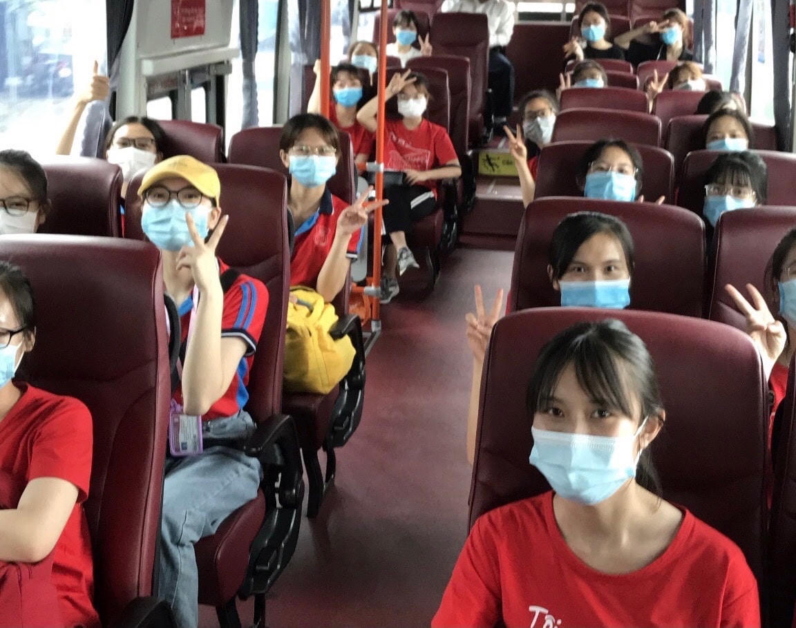 Họ nhanh chóng lên xe buýt di chuyển về Bình Dương.