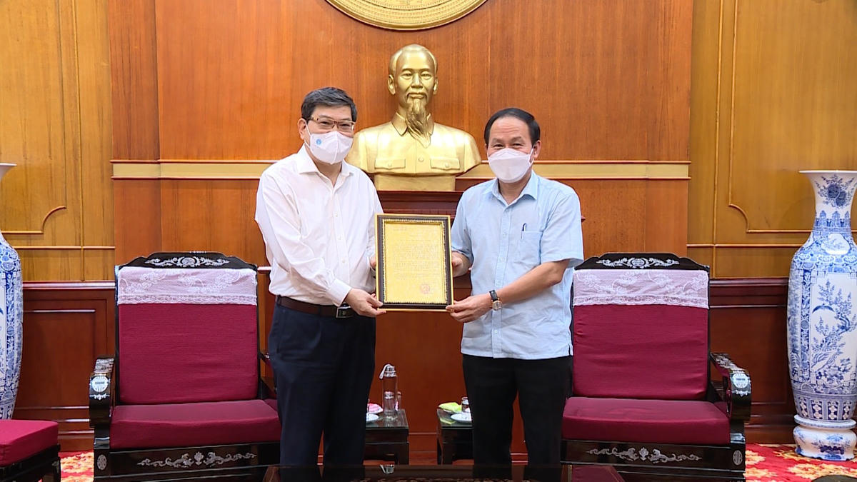 Phó Chủ tịch - Tổng Thư ký UBTƯ MTTQ Việt Nam Lê Tiến Châu trao thư cảm ơn tới Học viện Chính trị Quốc gia Hồ Chí Minh.