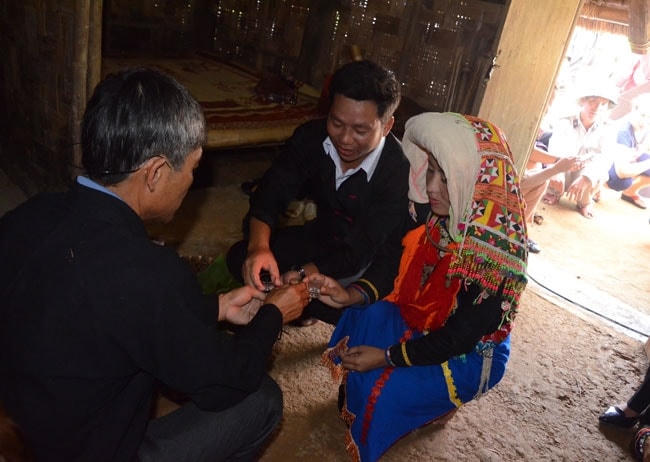 Thầy cúng làm lễ xác nhận cô gái đã chính thức làm dâu nhà chồng rồi thông báo với mọi người thủ tục đã xong.