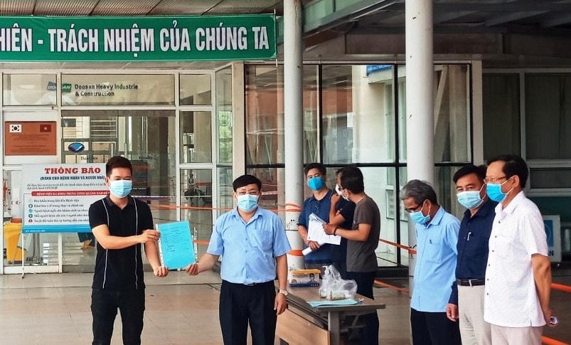 Bệnh nhân Covid-19 tại BVĐK Trung ương Quảng Nam được cấp giấy ra viện.