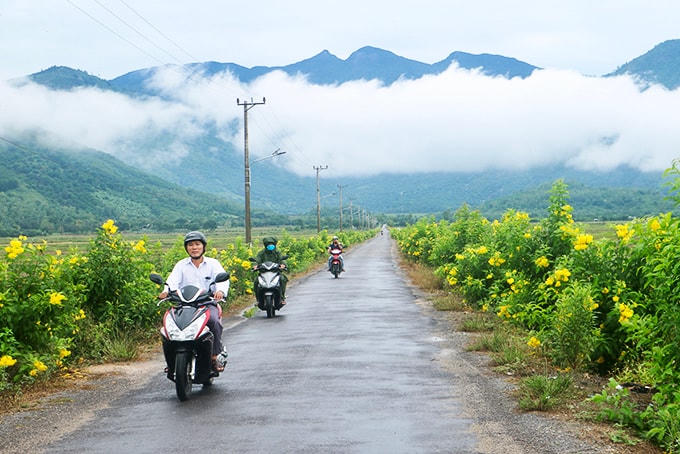 tuyến đường sáng - xanh - sạch - đẹp tại thôn Trung, xã Diên Điền (huyện Diên Khánh).